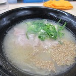博多ラーメン はかたや - 
            ラーメンのスープはトンコツとしては脂っぽさや臭みがないさっぱりとしているスープです。