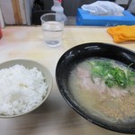 博多ラーメン はかたや - 最初に定番の博多ラーメンとご飯が運ばれてきました、注文してすぐに出来るのもラーメンの良い所ですね。
            