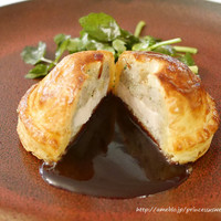 フランス料理 ル・トリアノン - 静岡県産　富士の鶏のパイ包み焼きと富士の鶏の爽やかなブイヨン
                  