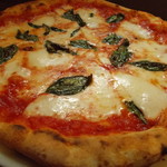 フォルマーノ - 小麦の藁で燻製にしたモッツァレラチーズを使用したピッツァ！　燻製の香ばしい香りが楽しめる　マルガリータ　プロヴォラ