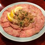 焼肉 静龍苑 - タン塩 一人前2900円 (写真は2人前)
                                ミノ塩 一人前1600円