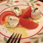 サイゼリヤ - トマトとモッツァレラのサラダ