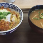 Tonkatsuoogiteitakasakimidorimachiten - カツ丼（喜）500円＋税  セット豚汁 200円＋税