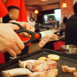 韓国居酒屋 イニョン - お店の方がおいしく調理してくれます。