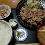 居酒屋 九十九 - 日替り定食　豚肉と玉ねぎの炒め　680円