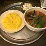 サンライズ - チキンスープカレー、ライス少なめ。