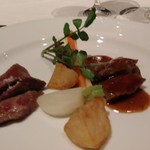 THE GUNJO RESTAURANT - サーロイン、左が塩味、右がペッパーソース