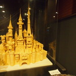 由布まぶし 心 - 店前にあるお麩で作った某ネズミーランドのお城のオブジェ。お見事です。