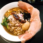 煮干し豚骨らーめん専門店 六郷 - 【限定Ｃ】特濃烏賊煮干豚骨らーめん　９００円　上にホタルイカ干がのっています。+２００円で特製にしてみる。するとレアチャーシュー２枚、味玉１つ、長い柔らかメンマ２本増量。