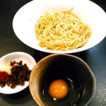 煮干し豚骨らーめん専門店 六郷 - 和え玉用生玉子は５０円。和え玉をそのままよりも混ぜた和え玉を１回スープにつけてから生玉子で食べる方が旨い。味は結構濃くなるけど。お酒があると良いかも。