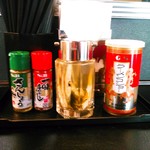 煮干し豚骨らーめん専門店 六郷 - 卓上には煮干酢など。 