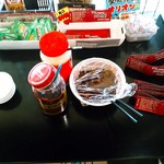 煮干し豚骨らーめん専門店 六郷 - カウンター席の後ろには辛子高菜漬、豆板醤、にんにく。