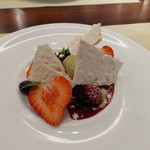 ビストロ ダイア - あまおうのヴァシュラン、ピスタチオアイス添え