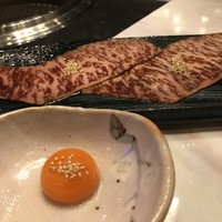 焼肉 拍手喝采 - つまんでご卵、サーロインの炙りすき焼き