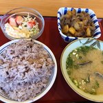 大野城川久保食堂 - 豚とじゃが芋の甘辛炒め、カニカマサラダ、貝汁、雑穀米大盛り