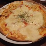 とまと座 - 「たっぷりチーズと牛挽き肉のダブルチーズピッツァ」
      (2017.12)