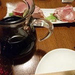 とまと座 - 
      「ハモンセラーノ（スペイン産生ハム）のたっぷり盛り」と赤ワイン（デキャンタ）
      (2017.12)