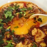 逸品坊 - 卵黄がとろけて辛味もマイルド