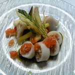 ブラッスリーしんかわ - クリームチーズと麦のサラダをつめたジンドウイカのマリネ レモンバームとフレッシュトマトのソースで