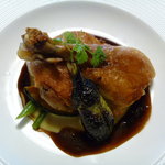 ブラッスリーしんかわ - 柔かく仕上げた若鶏モモ肉のコンフィ ソラマメのピューレと赤ワインのソースを添えて