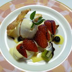 ブラッスリーしんかわ - イチゴとブルーベリーのカスタードシュークリーム クリームチーズとハチミツのアイスクリームを添えて