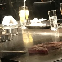 銀座のステーキ 銀座本店 - お肉を焼いています