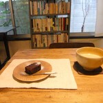 イカニカ - ガトーショコラ（ハーフ）とカフェラテ♪