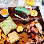 8G Horie River Terrace - グチャグッチャお皿（笑）
            右下のサイコロ状お肉、コレを浴びる程食べたかったー❗️
            カラフルエクレアは１個とかだとパワー半減した(´∀｀)