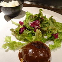 鉄板ダイニング皇 - ランチ　ハンバーグ、サラダ、ライス