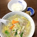 平和軒 - タンメン550円、半ライス160円