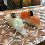【お昼のおすすめにぎり「10カン」】（1400円税込）ひらめとサーモン。