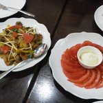 本格的インド・ネパール料理 シバ - 砂肝カレー炒め＆トマトサラダ