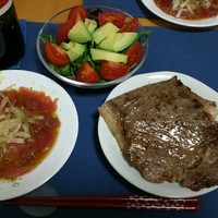 大井 - ステーキをアボカドサラダとマグロのカルパッチョとともに。