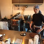 まめ楽 - お店のご主人。石臼挽きの豆腐に感動して、ご自分でも始めたそうです。ものすごく感じの良いご主人です。