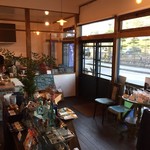 まめ楽 - 店内の様子。おしゃれな店内です。