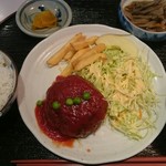 Chousha Shiyokudou Migiwa - ハンバーグ定食。ご飯の量選べます。沢庵しょっぱい。