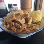 まる家 - 天ぷらとうどん。合体してみたけどさ、天ぷらはぶっかけには合わないんじゃないだろーか。つゆが少ないから