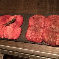 原宿焼肉 KINTAN - 熟成KINTANと牛タン食べ比べ2480。これは本当に左が熟成か？