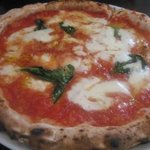 トラットリア エ ピッツェリア アミーチ - これがホールマルゲリータ