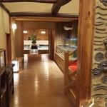明日香 - 入口から店内へ