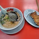 山岡家 - 醤油，ギョーザ