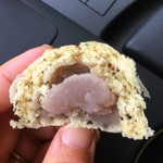 御菓子司美土里屋 - ごま味噌万十断面、淡い色のこし餡