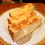 丸福珈琲店 - チーズトースト・・（何とも言えない色～）