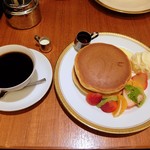 丸福珈琲店 - ホットケーキ 季節のフルーツ添え（飲み物セット）