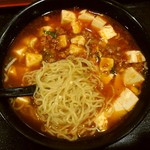 海中宝 - 麻婆豆腐麺の中細麺。