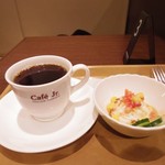 イタリアン・トマトカフェジュニア - ホットコーヒーとセットのサラダ