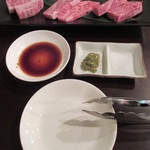 Mojishou - タレと山葵と塩、専用トングと小皿