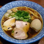 麺や而今 - 【芳醇醤油鶏そば 並盛 + 半熟味付け煮玉子】￥800 + ￥100