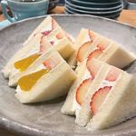 市川屋珈琲 - 季節のフルーツサンド(いちご、デコポン、ピンクルビーグレープフルーツ)