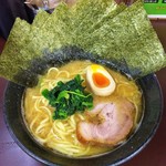 横浜らーめん 源泉 - ラーメン680円麺硬め。海苔増し100円。